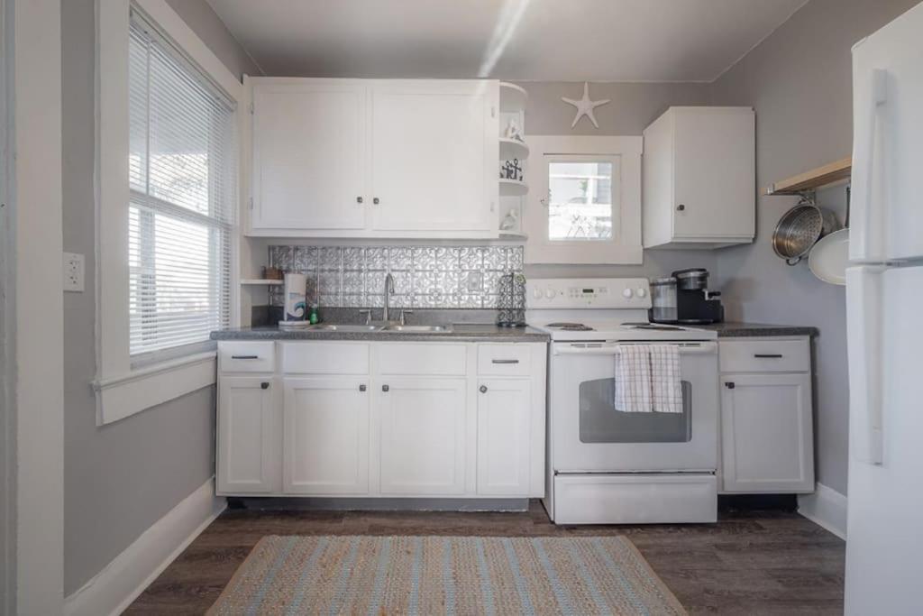 Serene Beachy Bungalow With Large Screened Porch! Tampa Esterno foto
