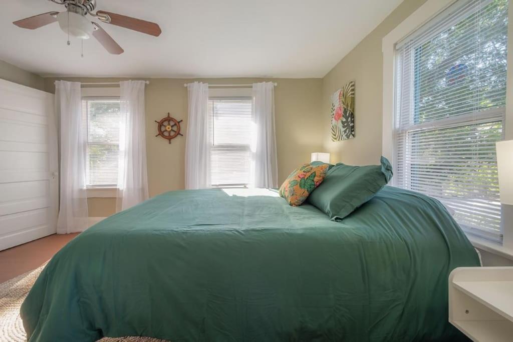 Serene Beachy Bungalow With Large Screened Porch! Tampa Esterno foto