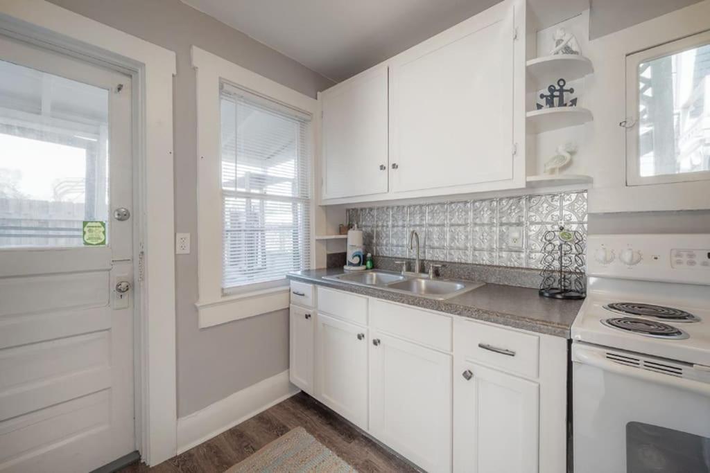 Serene Beachy Bungalow With Large Screened Porch! Tampa Esterno foto