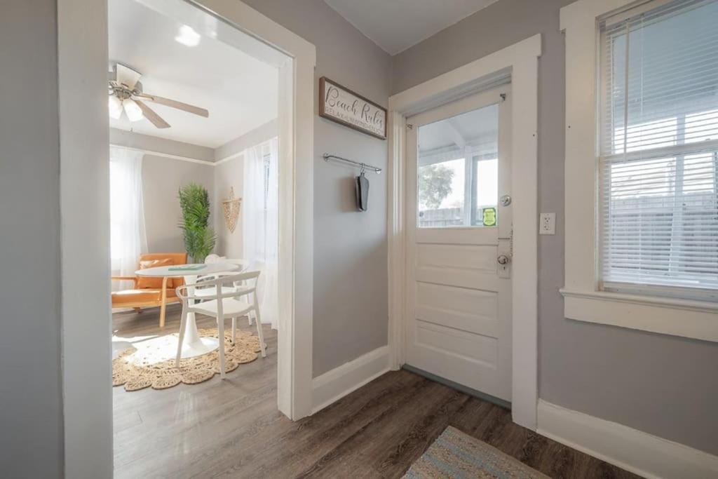 Serene Beachy Bungalow With Large Screened Porch! Tampa Esterno foto